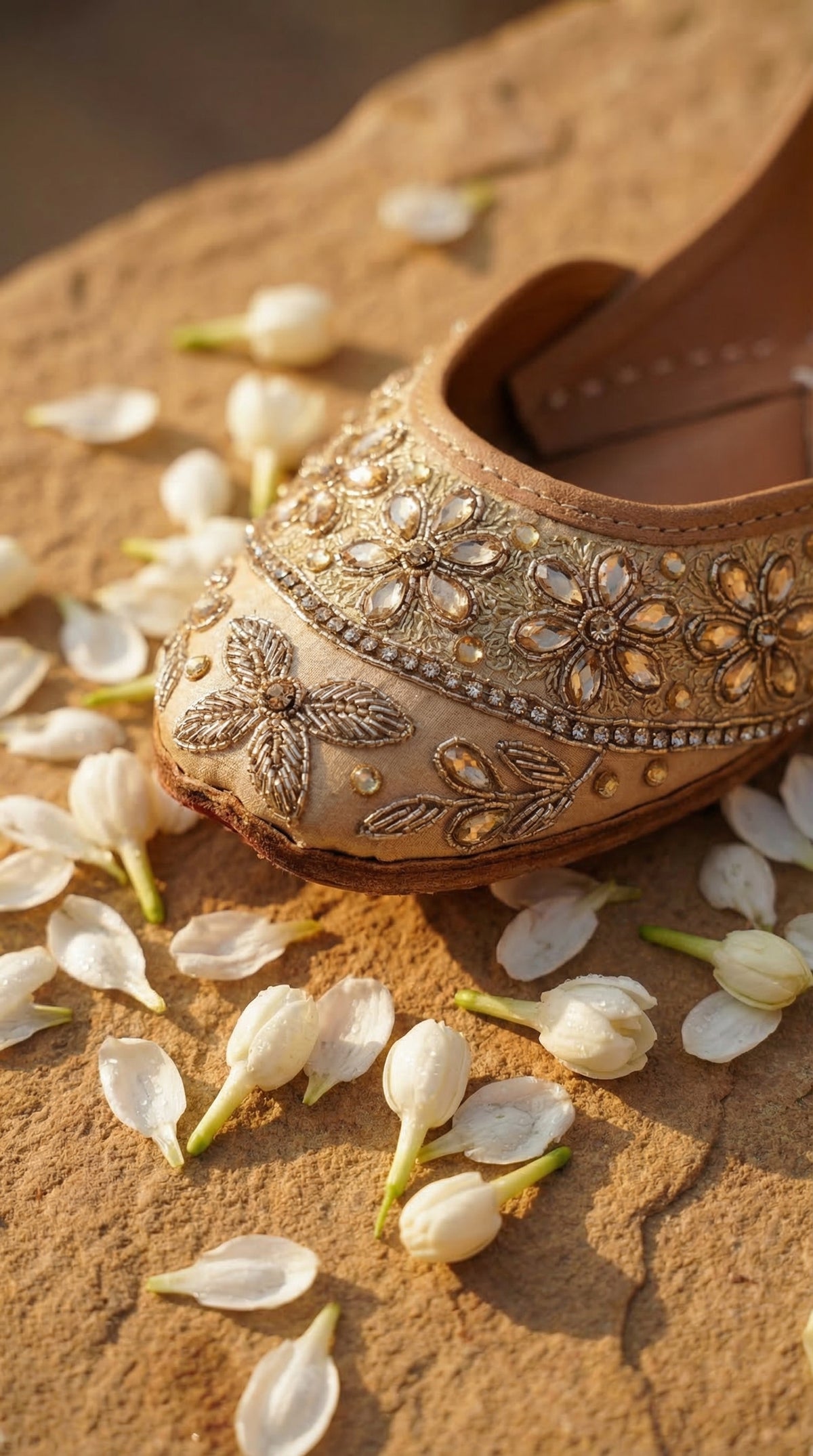 Kanak Gold Jutti Close-Up with Kundan & Silver Zardozi Embroidery – Radiarte