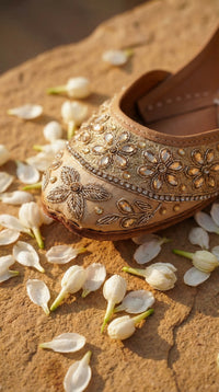 Kanak Gold Jutti Close-Up with Kundan & Silver Zardozi Embroidery – Radiarte